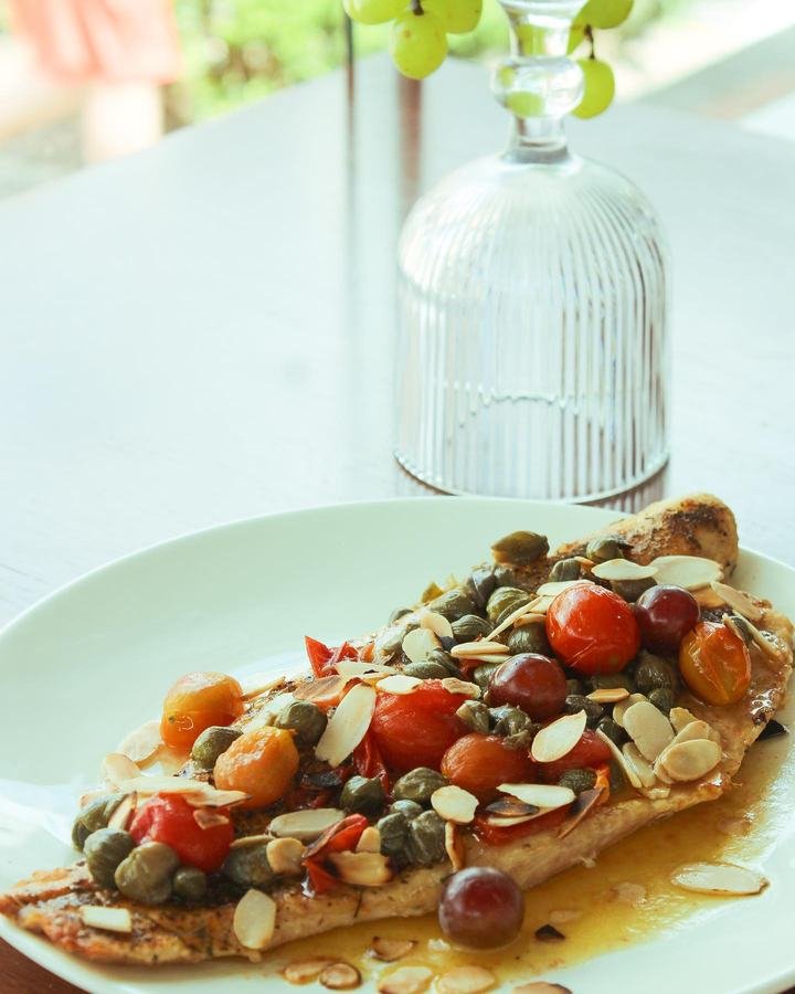 Peixe assado com alcaparras, amêndoas laminadas e tomate confit