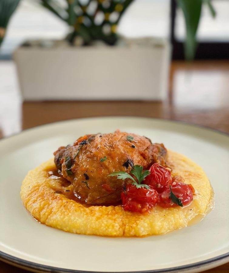 Polenta cremosa com frango ao molho e tomate cereja confit
