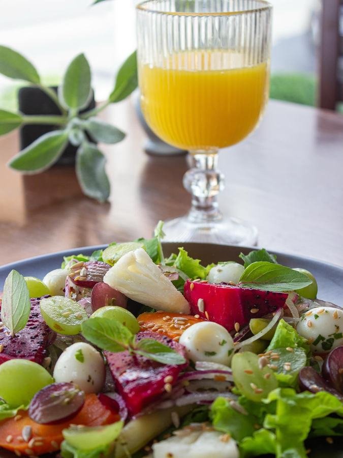 Salada com folhas, frutas e queijo